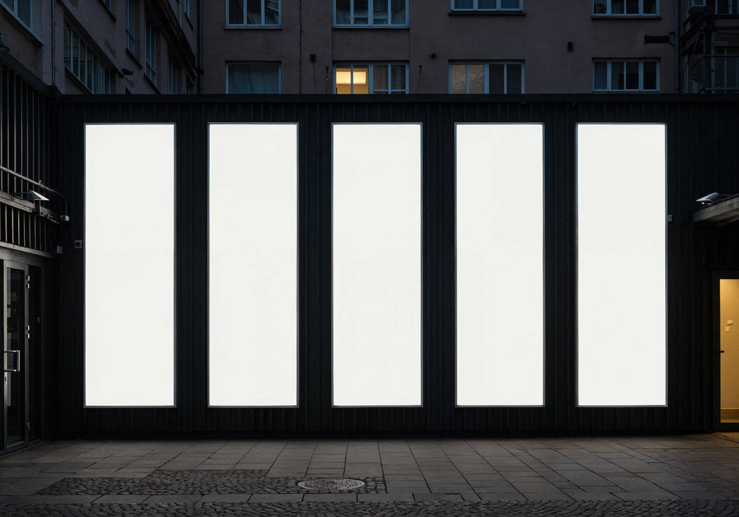 Pięć dużych pionowych pustych billboardów na ścianie miejskiej