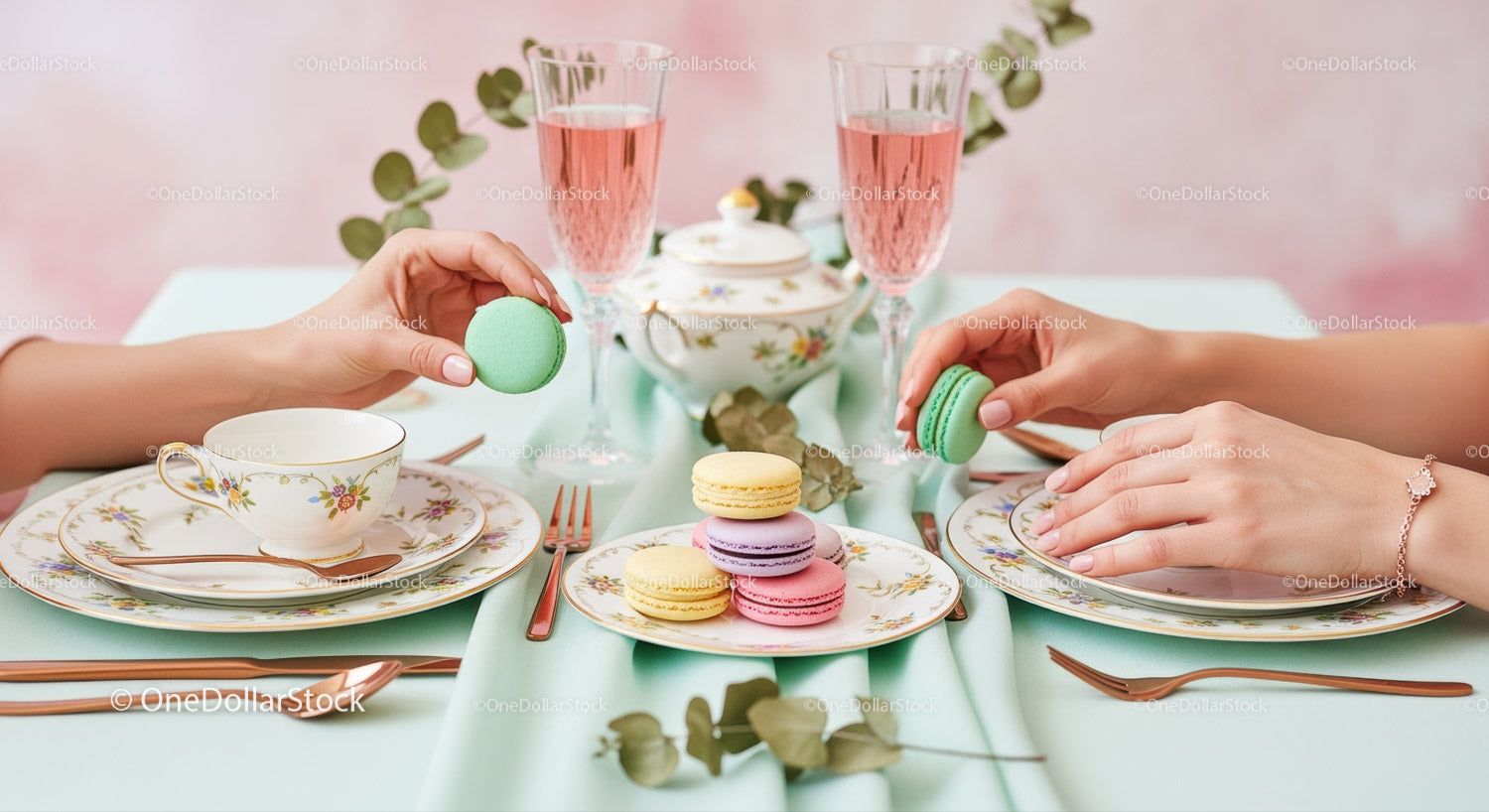 Eleganckie przyjęcie herbaciane z makaronikami i porcelaną w pastelowych kolorach