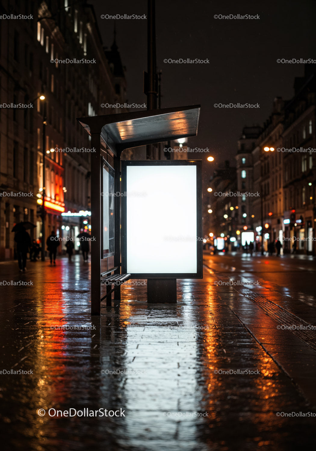 Przystanek autobusowy nocny z podświetlaną tablicą reklamową i mokrą nawierzchnią