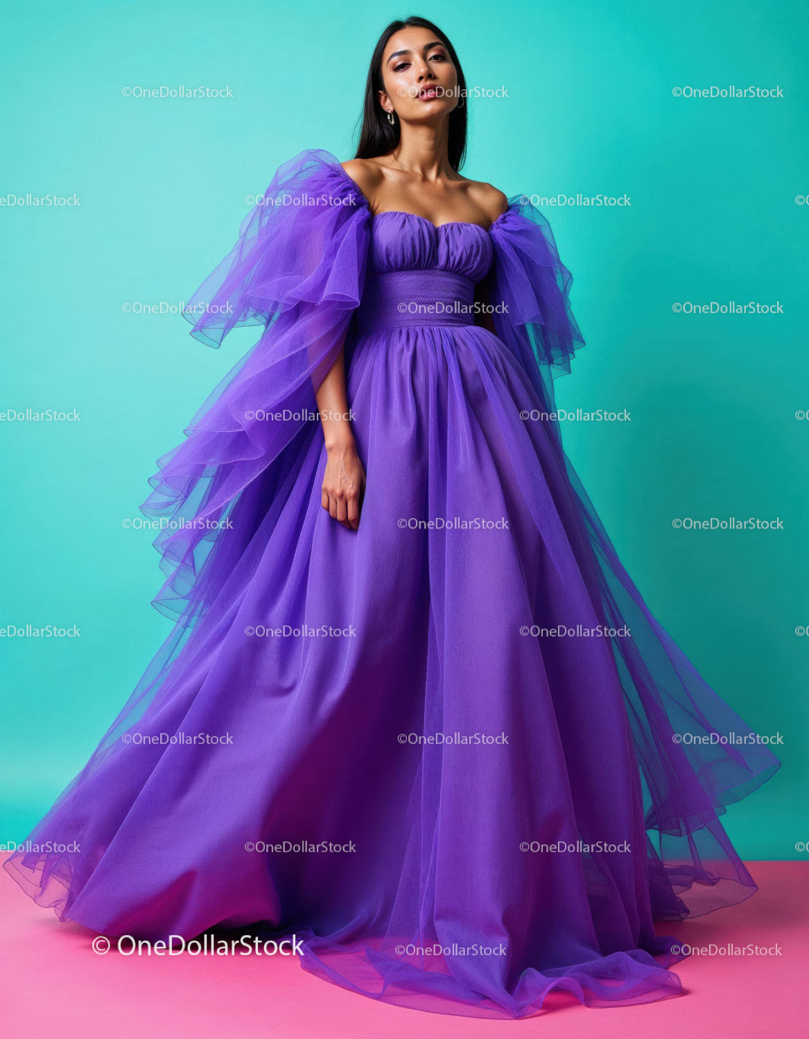 Elegancka kobieta w jaskrawofioletowej tiulowej sukni wieczorowej
