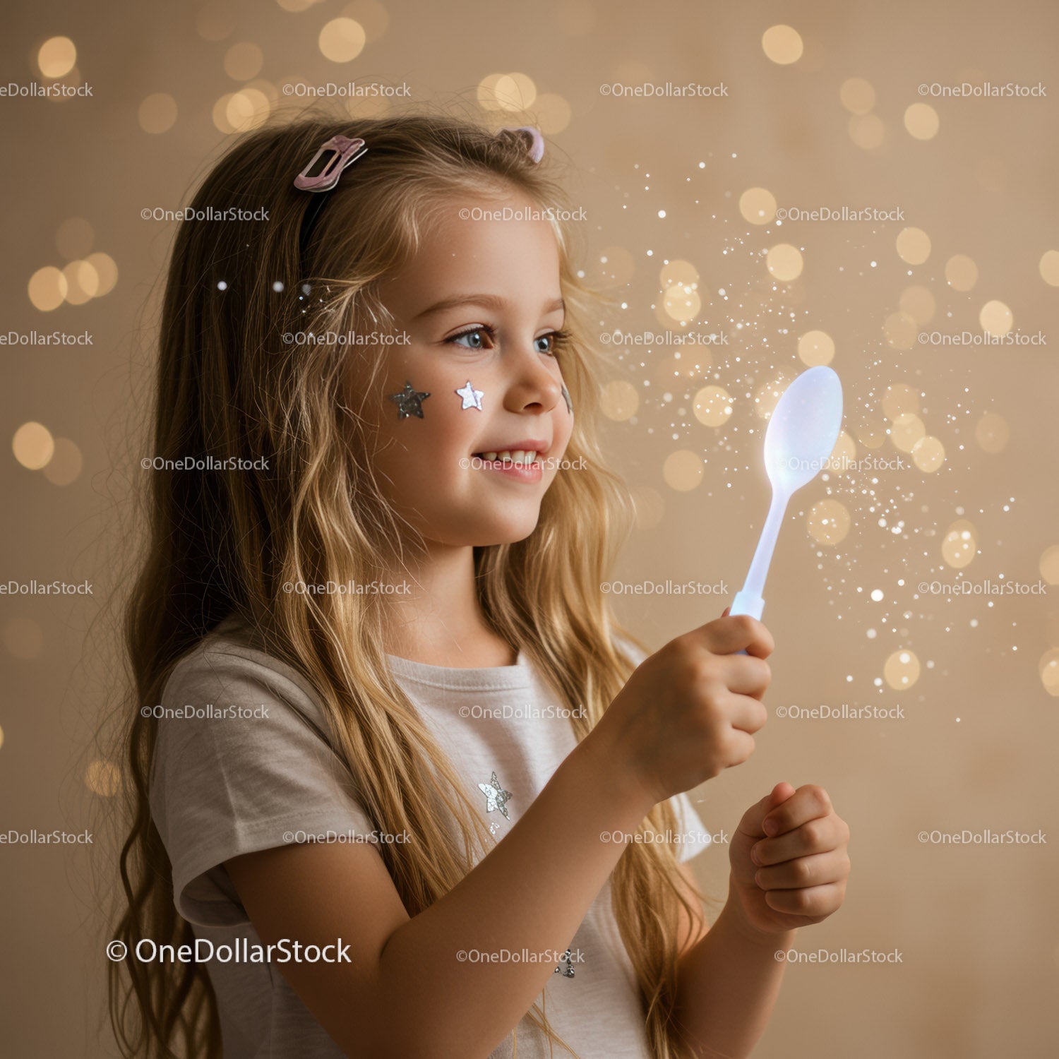 Uśmiechnięta dziewczynka trzymająca świecącą łyżkę z magicznymi iskierkami