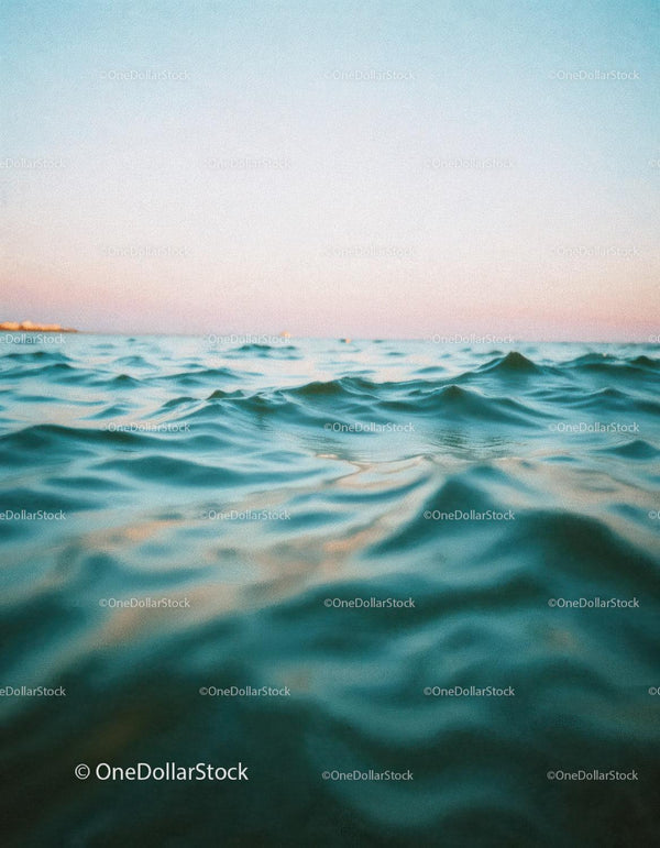Spokojny ocean z delikatnymi falami i malowniczym horyzontem