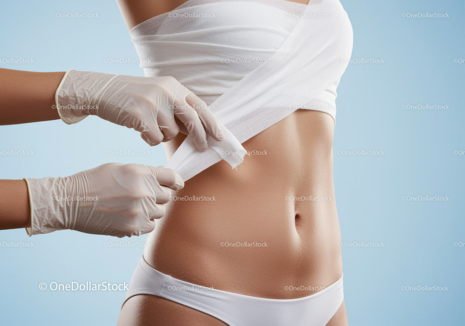 Kobieta poddaje się zabiegowi depilacji bikini woskiem, aby uzyskać gładką skórę