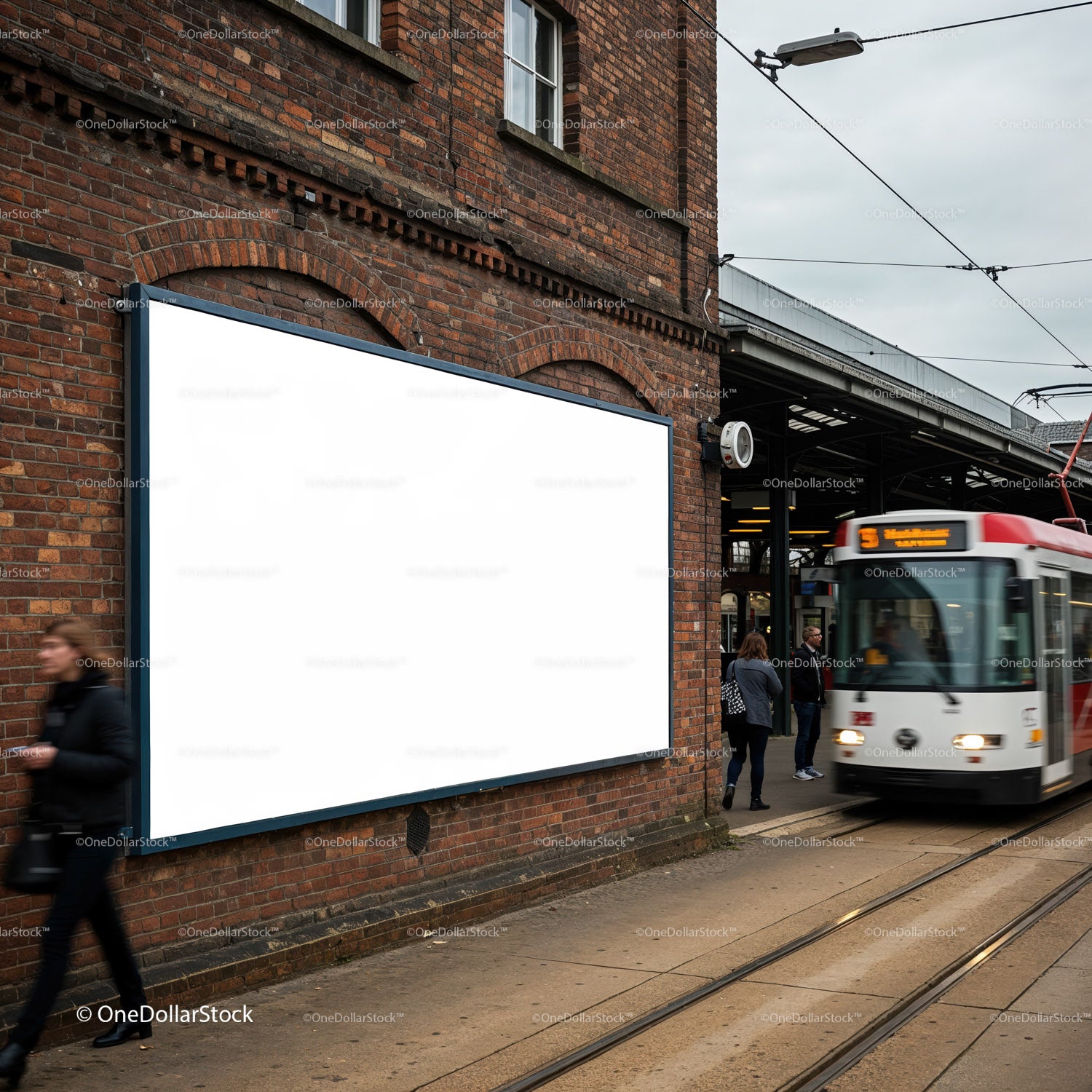 Pusty billboard w pobliżu przystanku tramwajowego na ulicy miejskiej