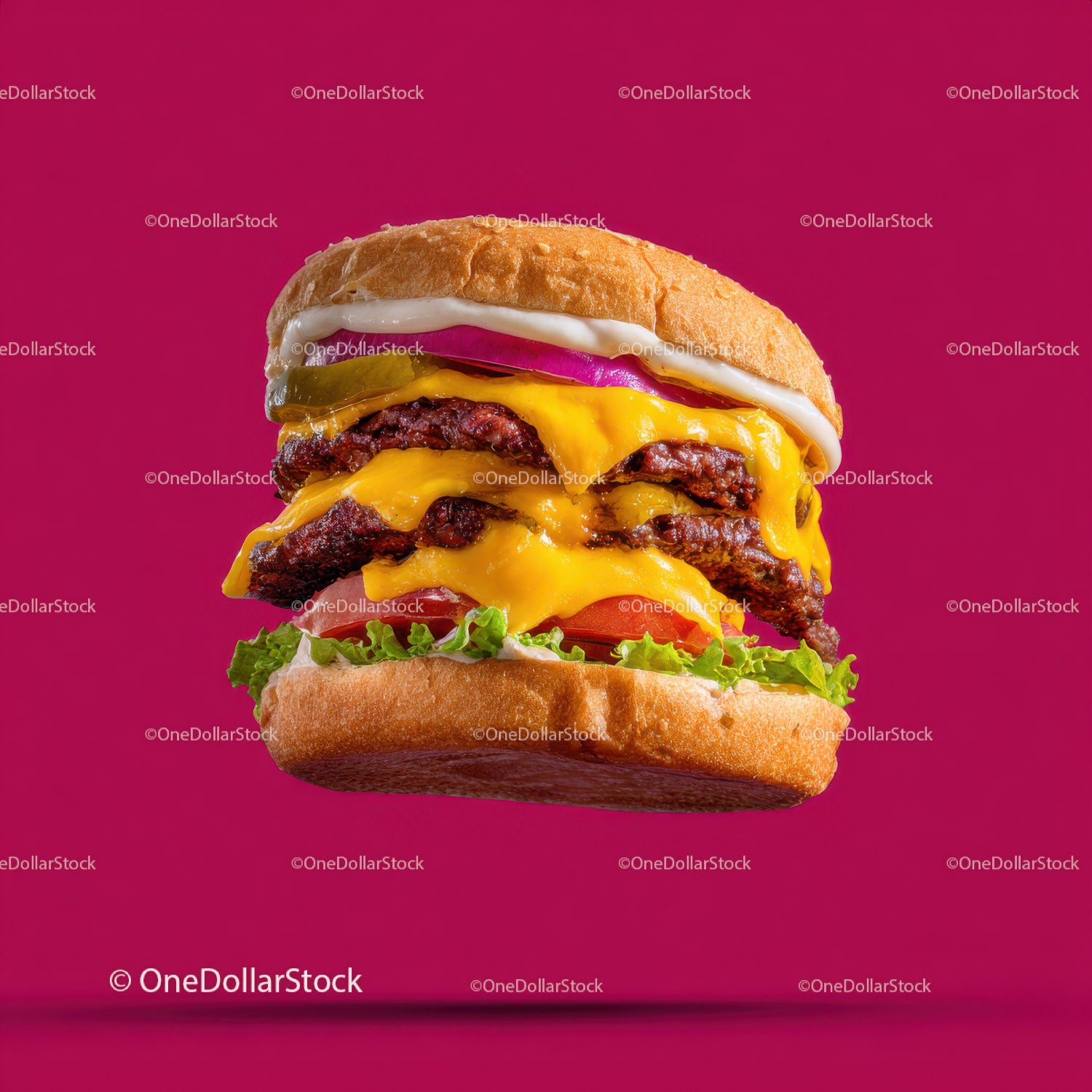 Soczysty cheeseburger z roztopionym serem i świeżymi warzywami