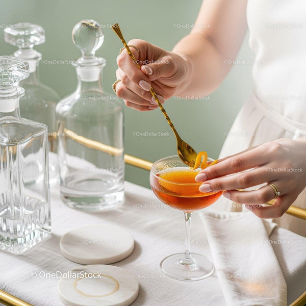 Żywy Pomarańczowy Koktajl w Eleganckiej Szklance ze Złotą Łyżeczką