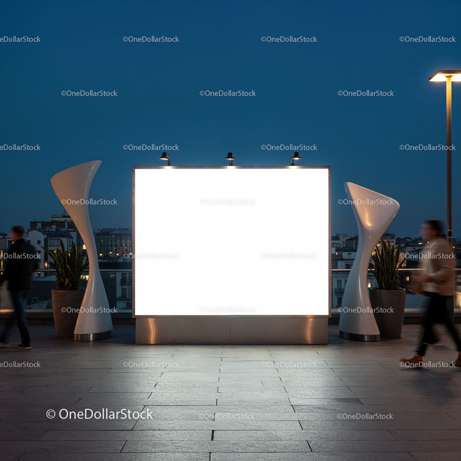 Pusty, oświetlony billboard na dachu miejskim o zmierzchu