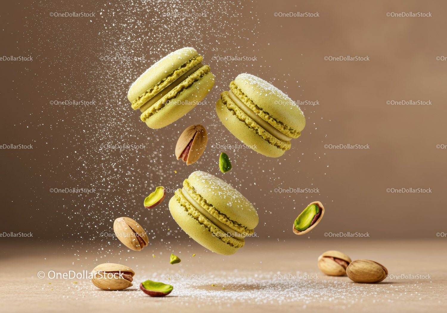 Pływające makaroniki pistacjowe posypane cukrem pudrem
