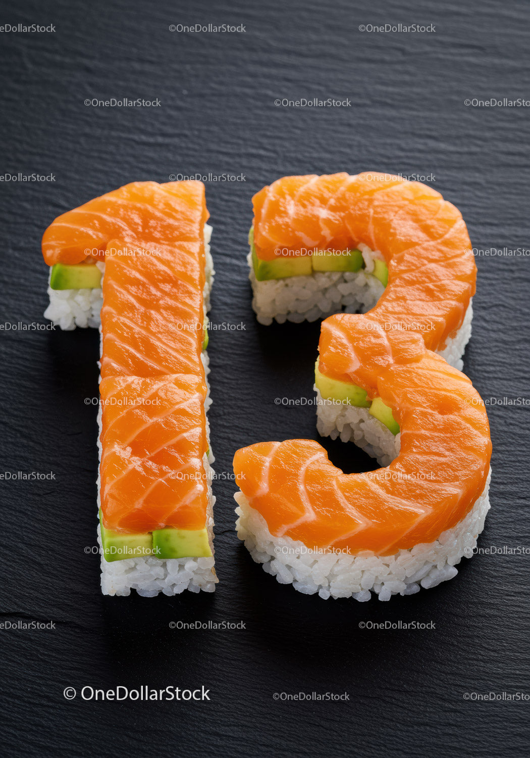Sushi w kształcie cyfr z łososiem i awokado na czarnym talerzu