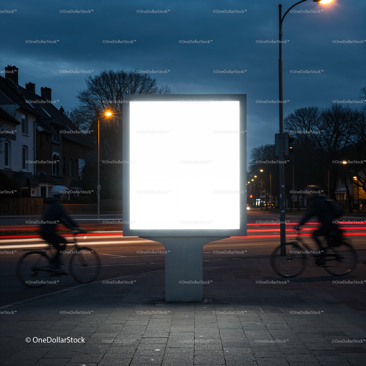 Pusty, oświetlony billboard na ulicy miejskiej o zmierzchu