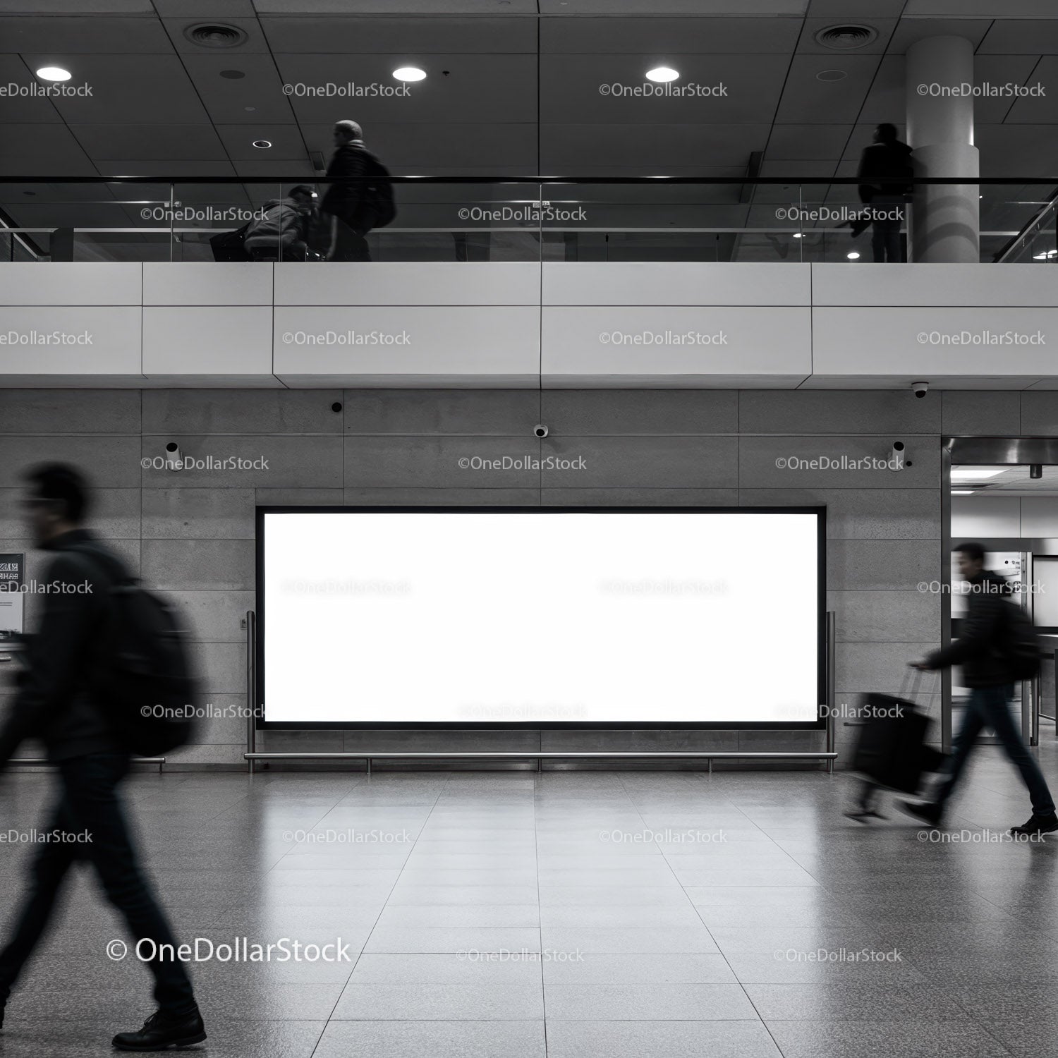 Zapracowani pasażerowie mijając pusty billboard w centrum komunikacyjnym