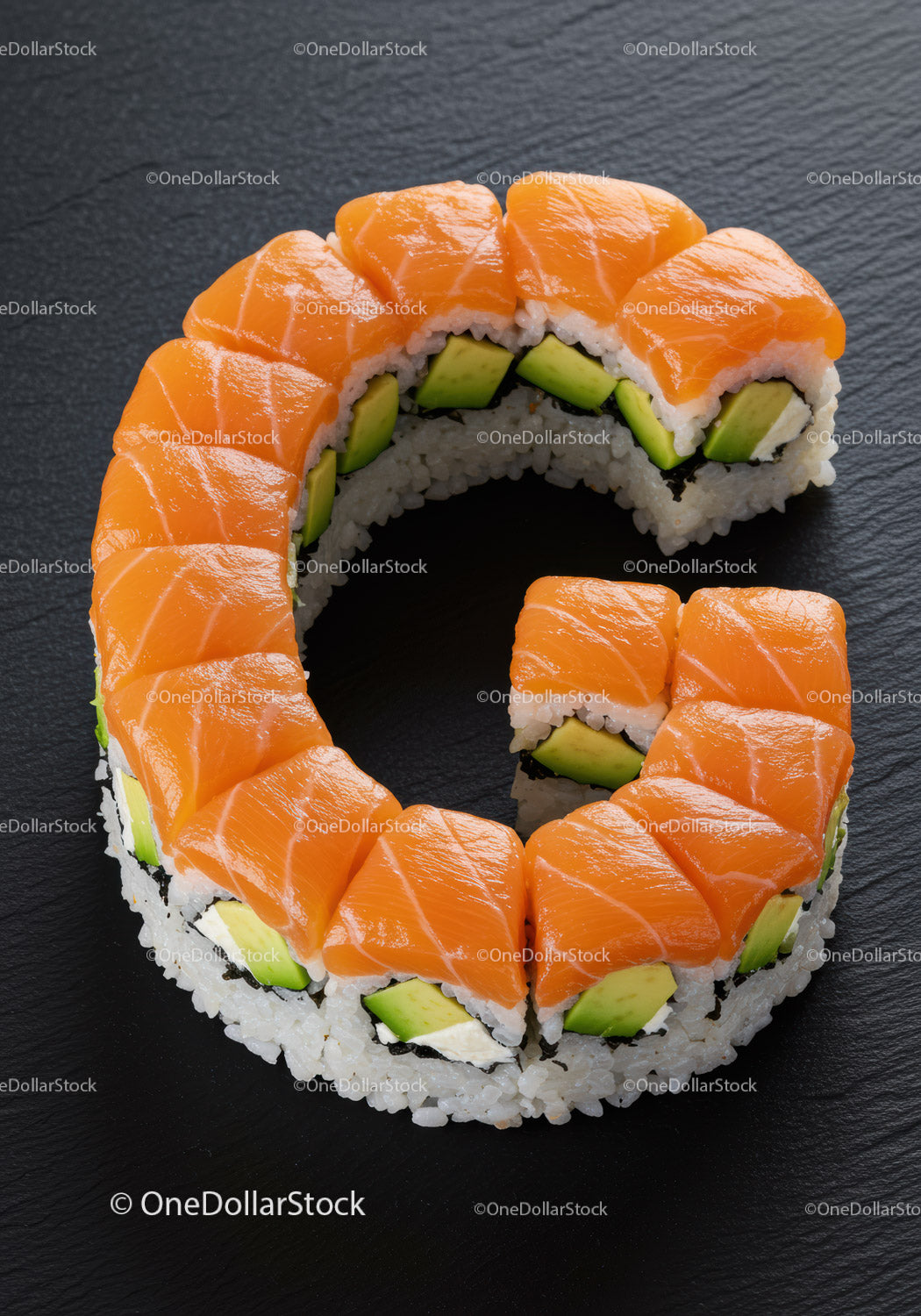 Świeża rolka sushi z łososiem i awokado na talerzu łupkowym