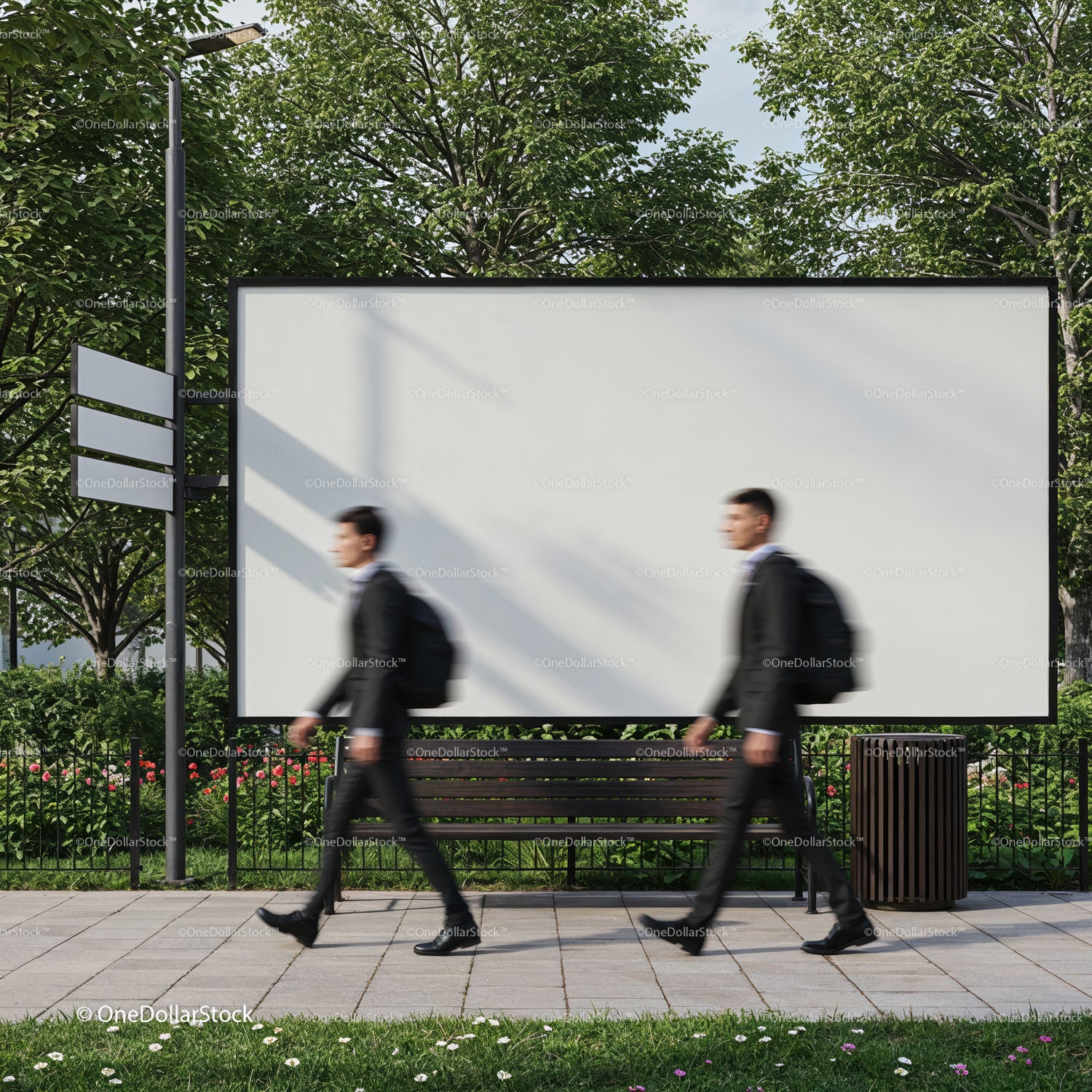 Dwóch biznesmenów przechodzących obok dużego, pustego billboardu na zewnątrz