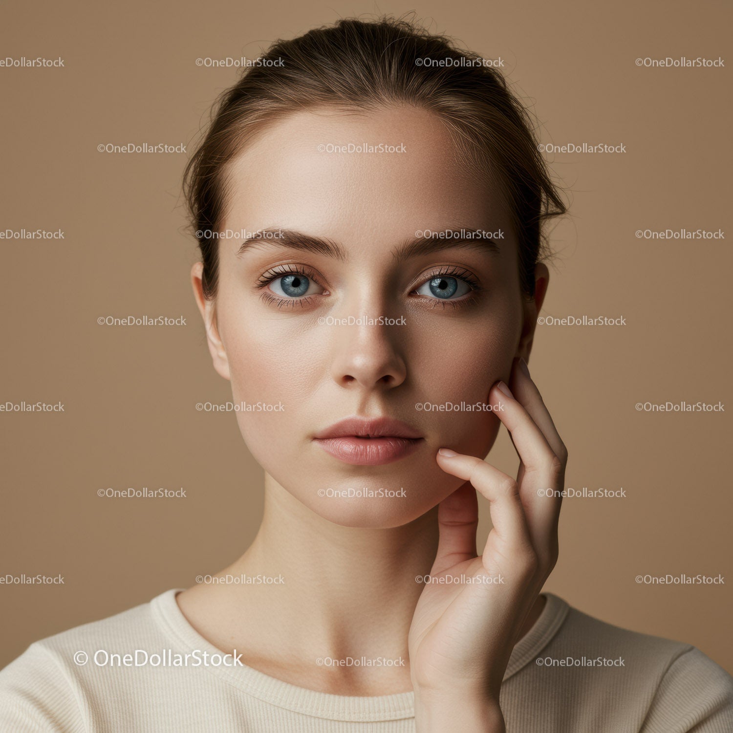 Portret kobiety o czystej skórze i jasnoniebieskich oczach