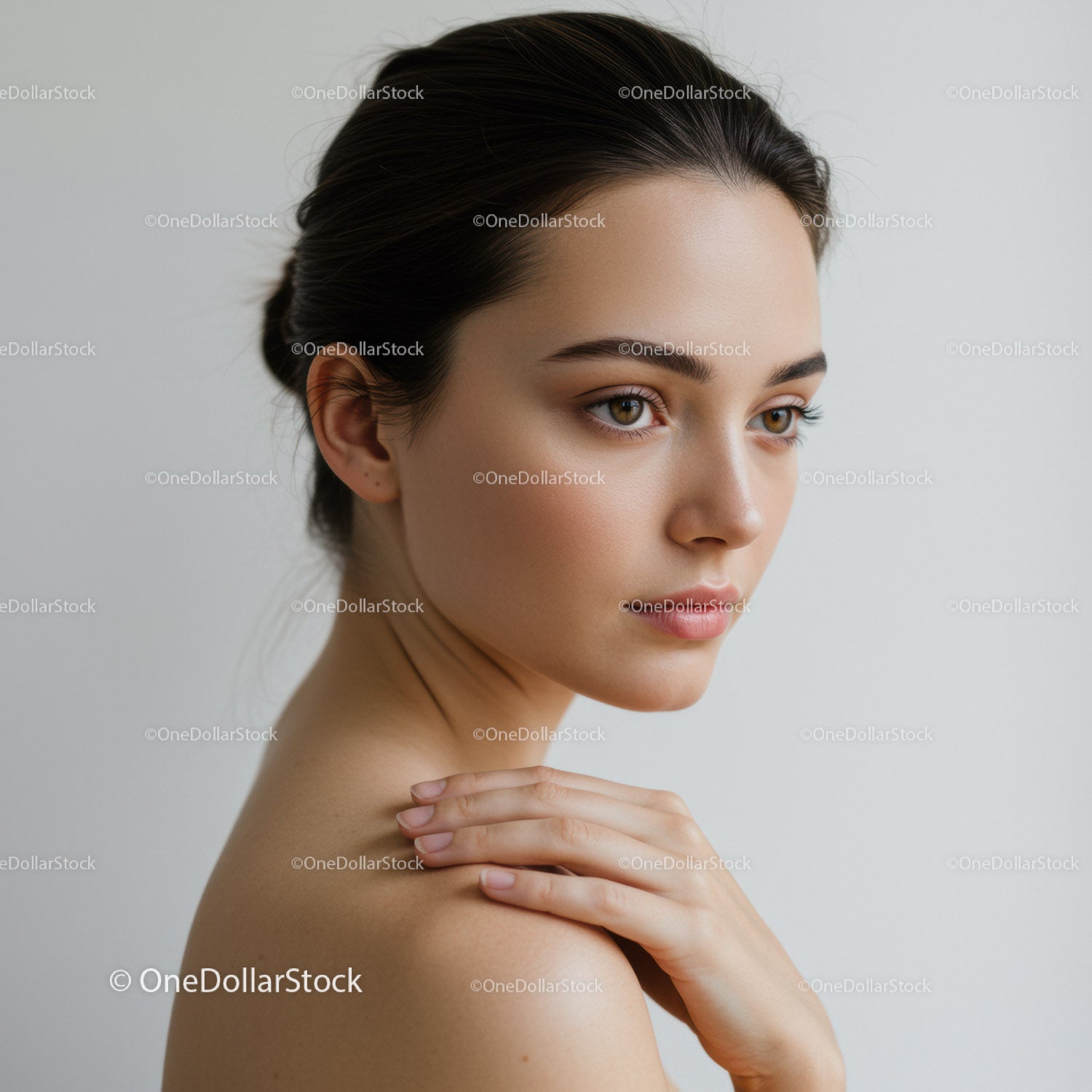 Elegancka młoda kobieta z naturalnym makijażem i czystą cerą