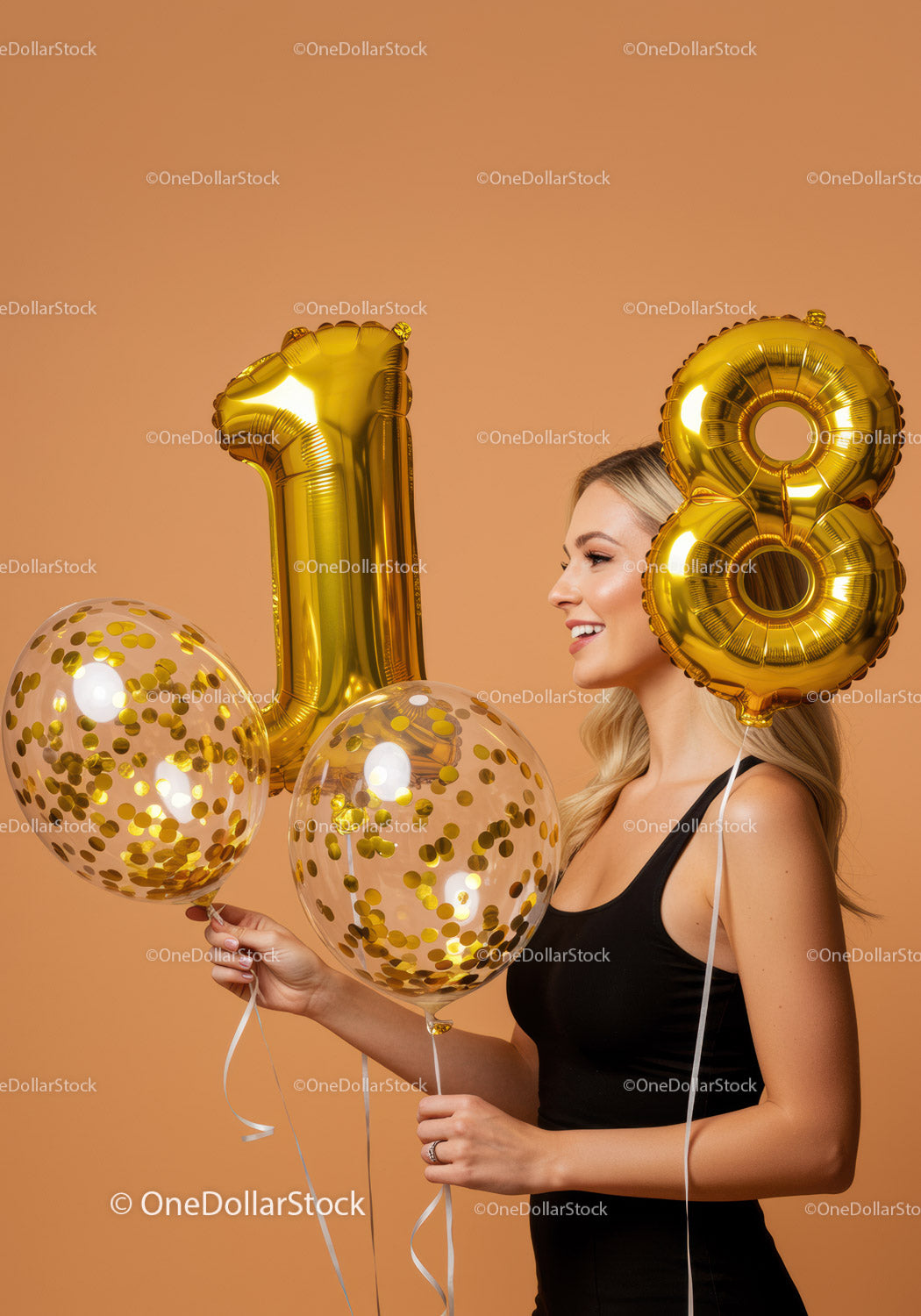 Uśmiechnięta młoda kobieta świętująca 18. urodziny z balonami