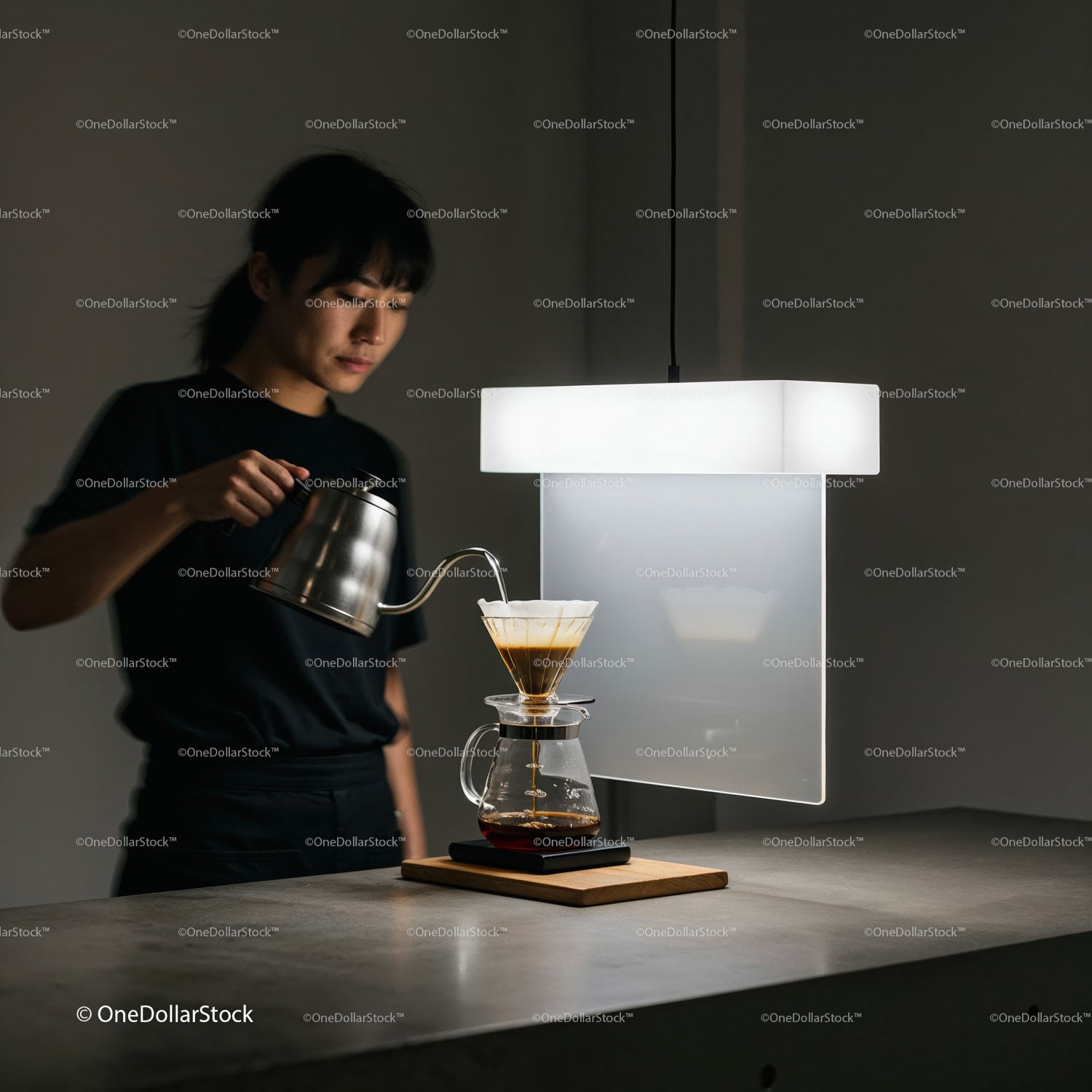 Kobieta parząca kawę metodą pour-over w minimalistycznej kuchni