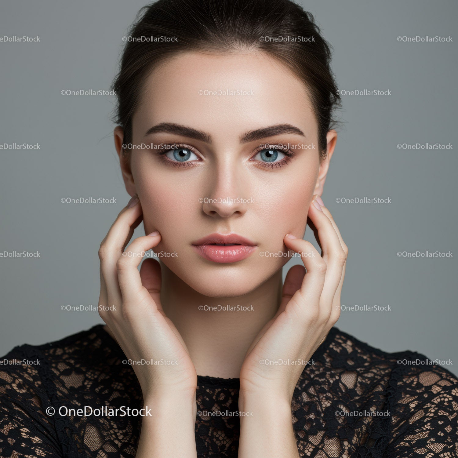 Portret młodej kobiety o niebieskich oczach i eleganckiej koronkowej bluzce