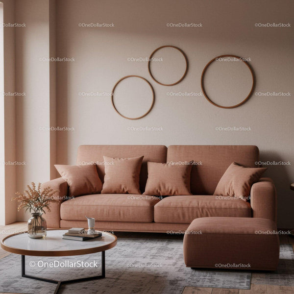 Elegancka Różowa Sofa w Odcieniu Blush z Artystyczną Drewnianą Dekoracją Ścienną w Kształcie Kół