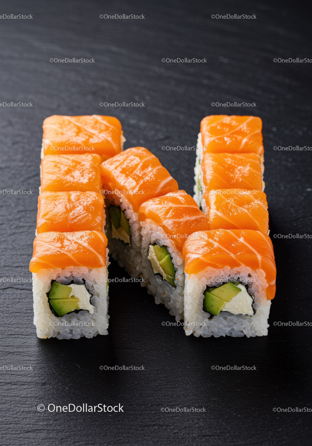 Świeże rolki sushi z łososiem, awokado i serkiem śmietankowym