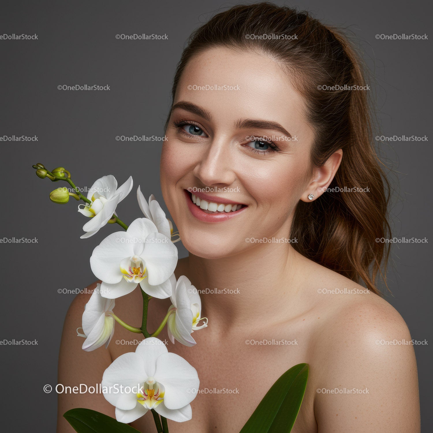 Uśmiech kobiety z białymi kwiatami orchidei