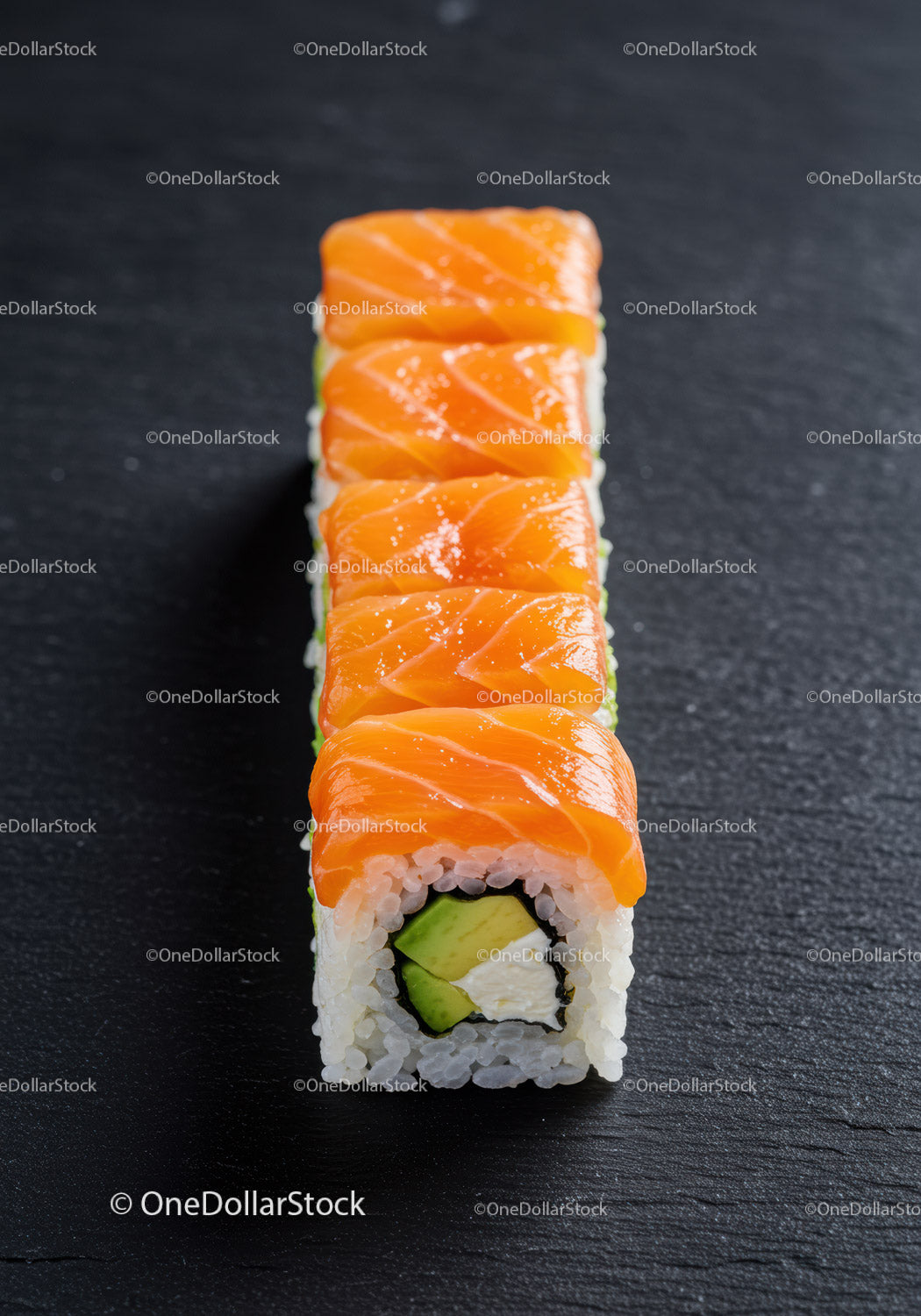 Świeża rolka sushi z łososiem, awokado i serkiem śmietankowym