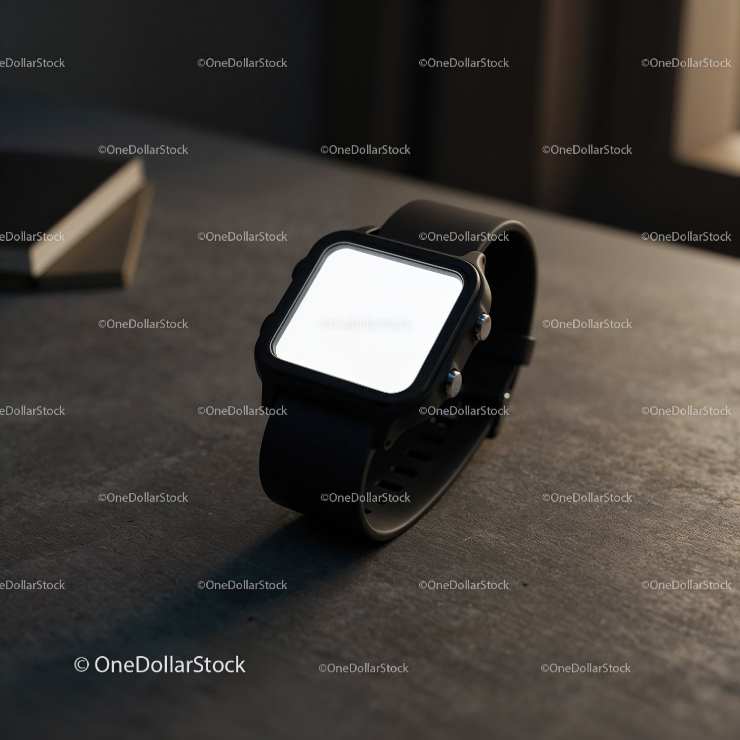 Minimalistyczny czarny smartwatch na teksturowanej powierzchni