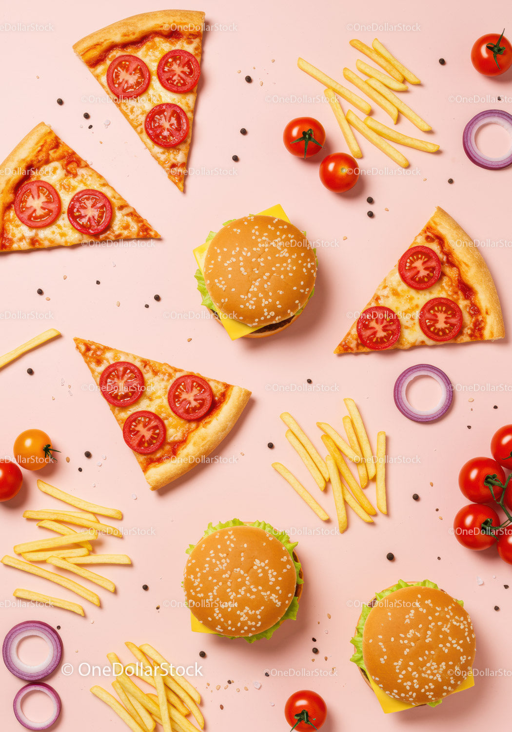 Płaski układ kawałków pizzy z cheeseburgerami i frytkami na różowym