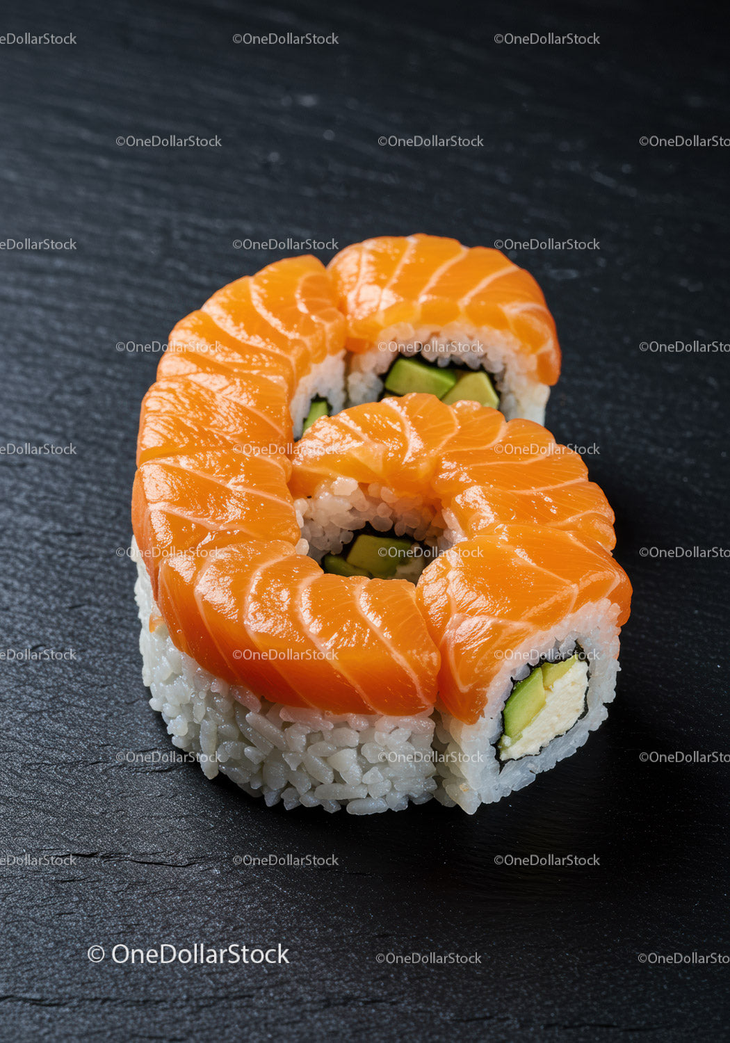 Sushi z łososia w kształcie cyfry osiem na czarnym łupku