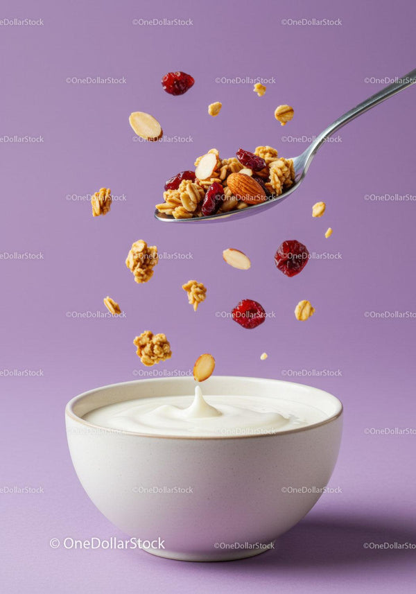 Orzechowa granola i suszone owoce spadające do miski jogurtu