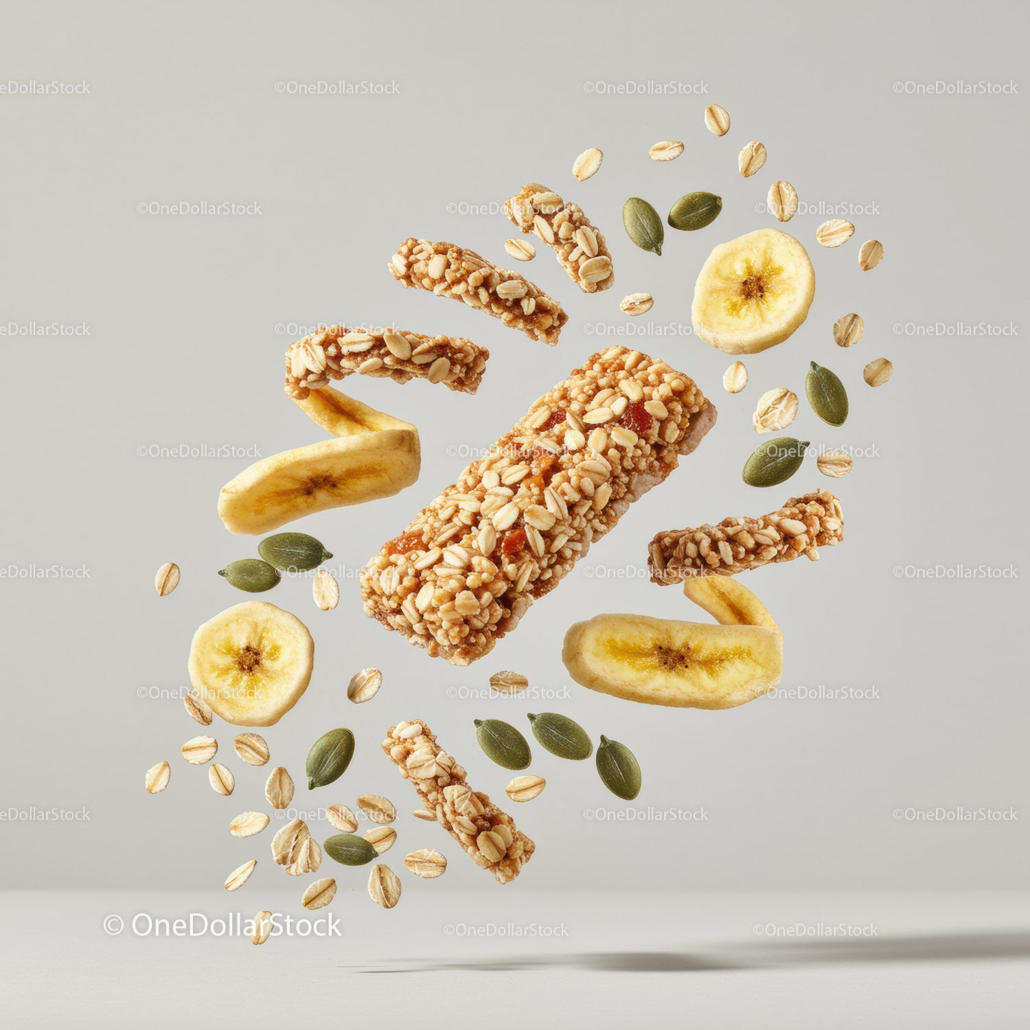 Zdrowy batonik zbożowy z płatkami owsianymi i suszonymi plasterkami banana