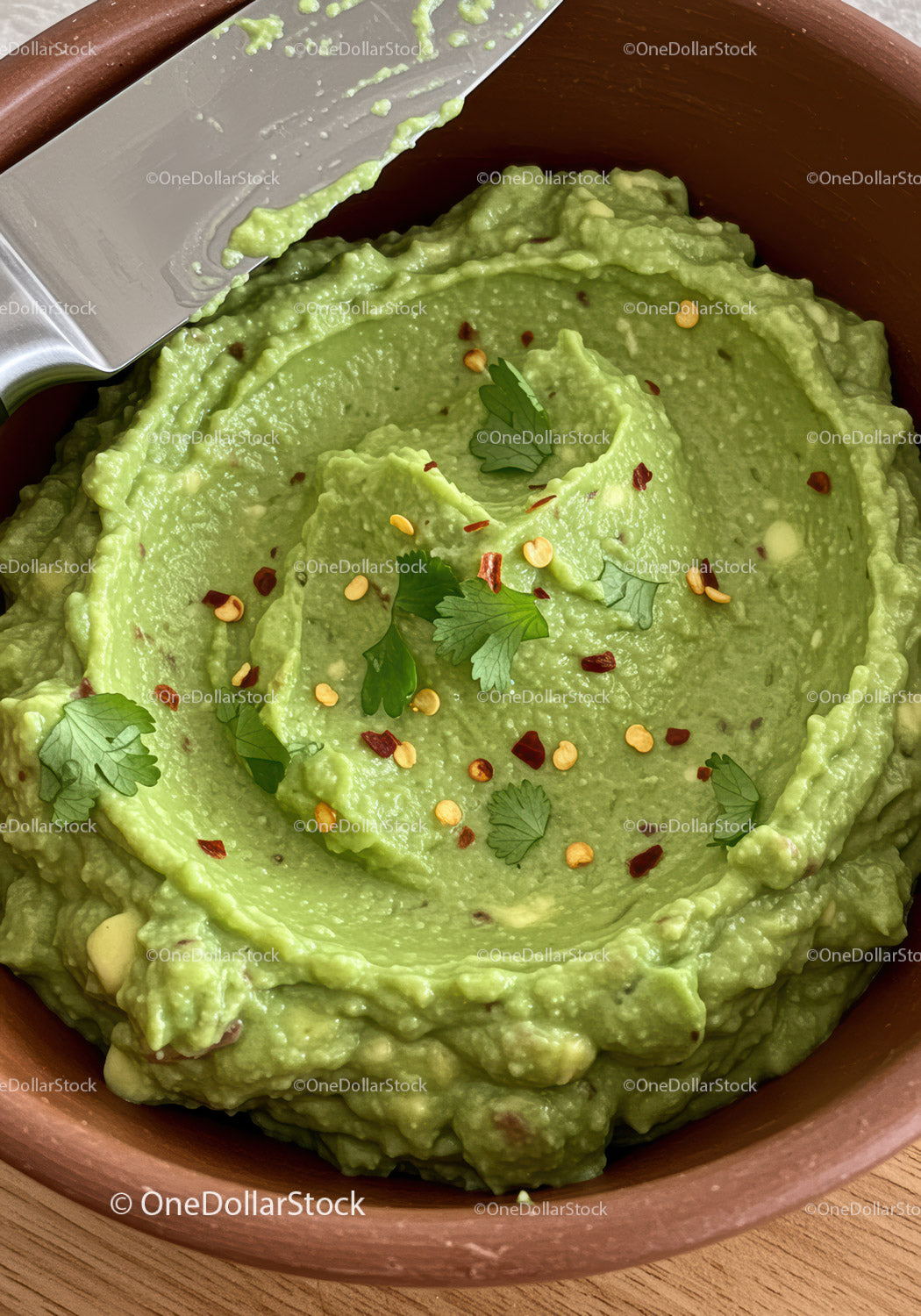 Świeże guacamole z kolendrą i płatkami chili w misce