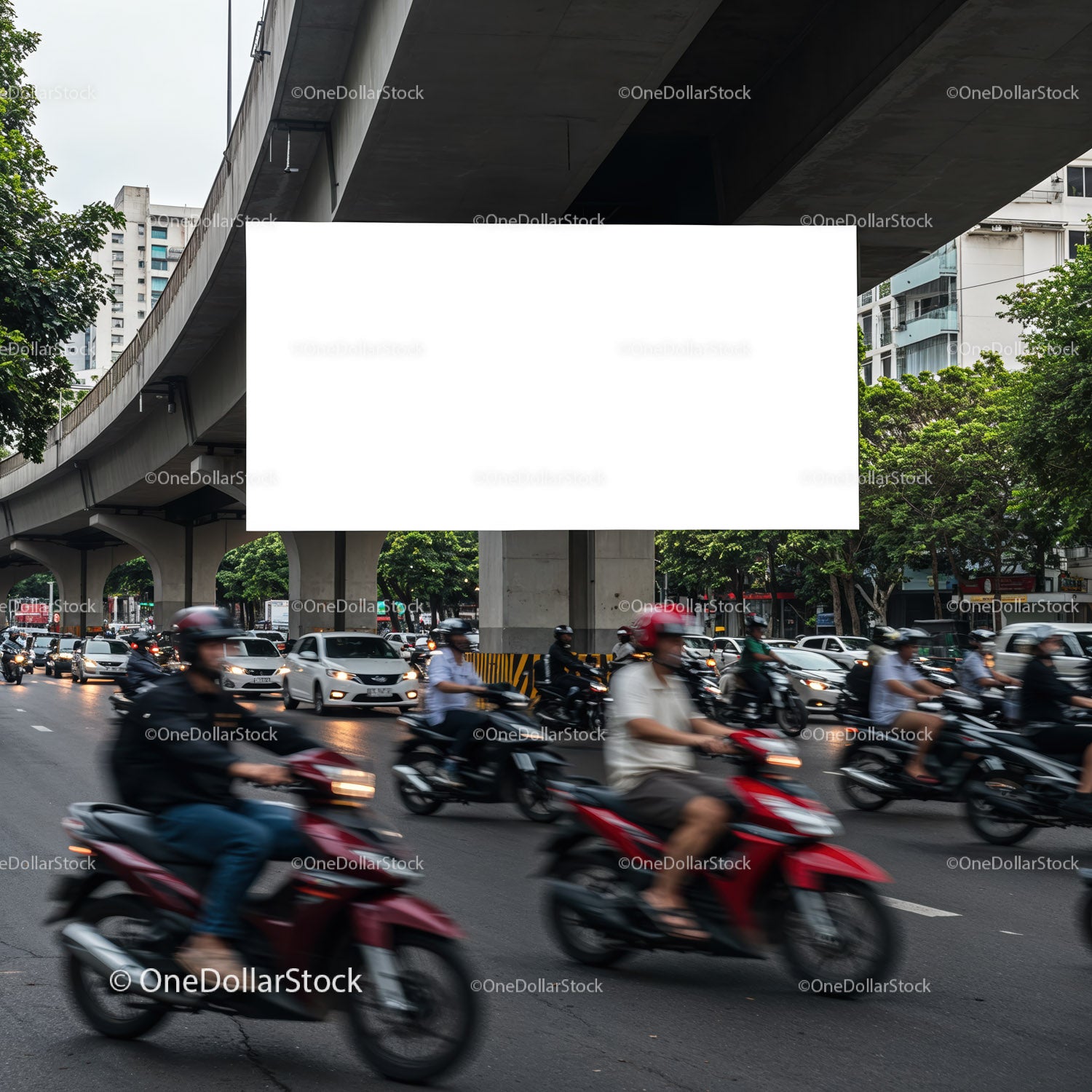 Ruchliwa ulica miejska z motocyklami i samochodami w ruchu