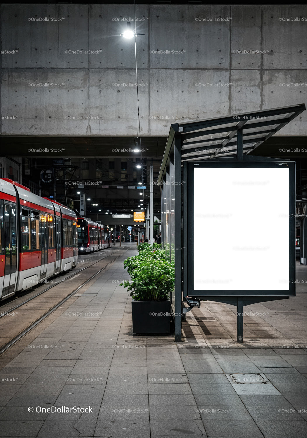 Pusty przystanek tramwajowy z oświetloną pustą tablicą reklamową w nocy