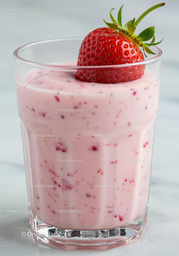 Kremowy jogurt truskawkowy w przezroczystej szklance ze świeżymi owocami