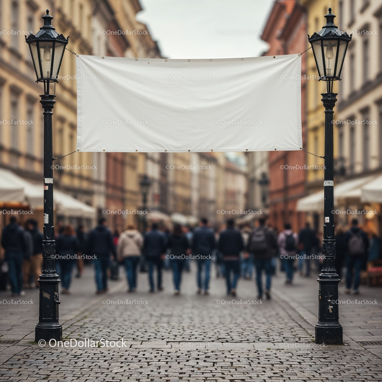 Pusty baner wiszący między zabytkowymi lampami ulicznymi