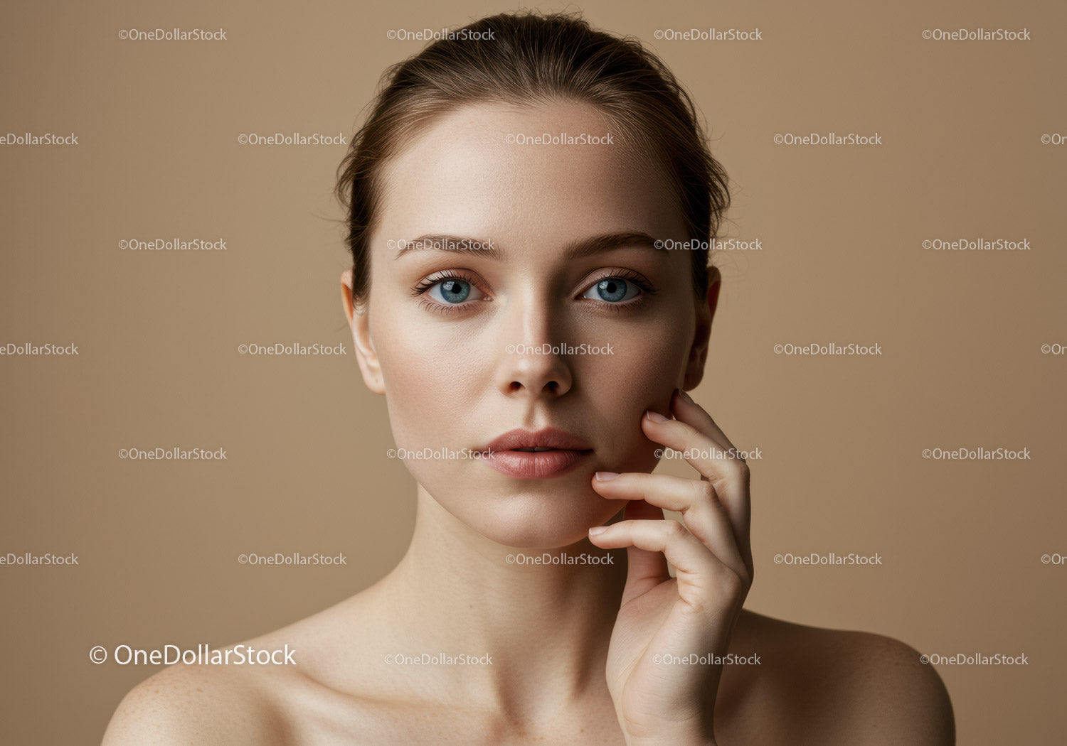 Elegancki portret kobiety o niebieskich oczach i nieskazitelnej skórze