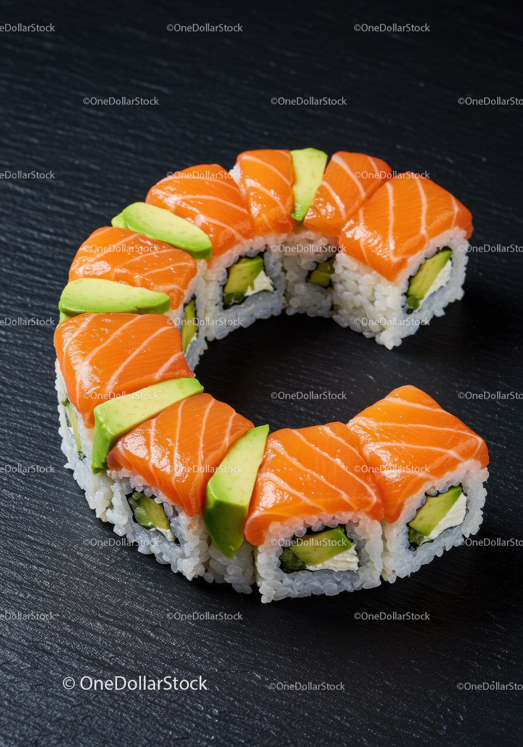 Świeży łosoś i awokado w rolce sushi na czarnym łupku