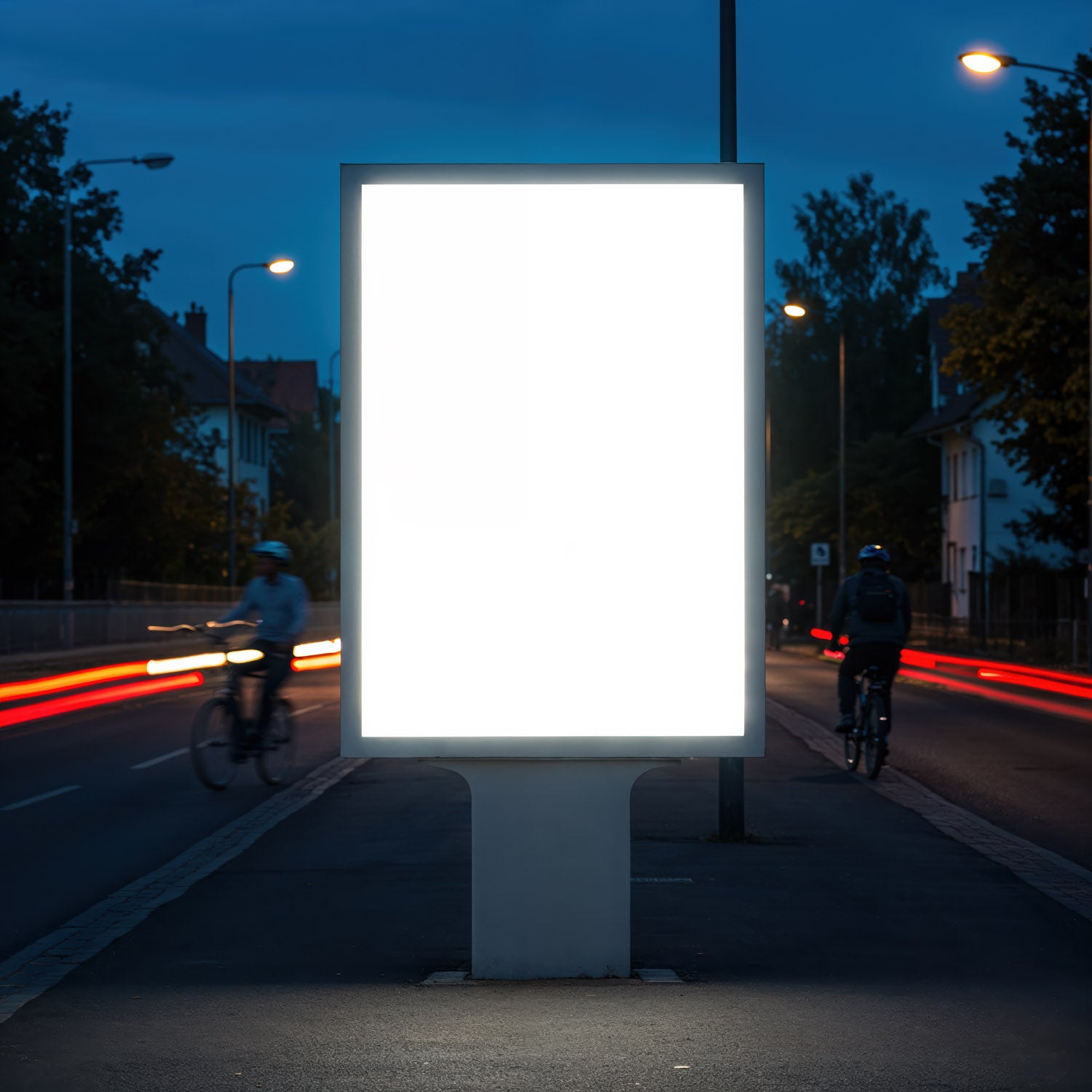 Oświetlony pusty billboard na miejskiej ulicy o zmierzchu