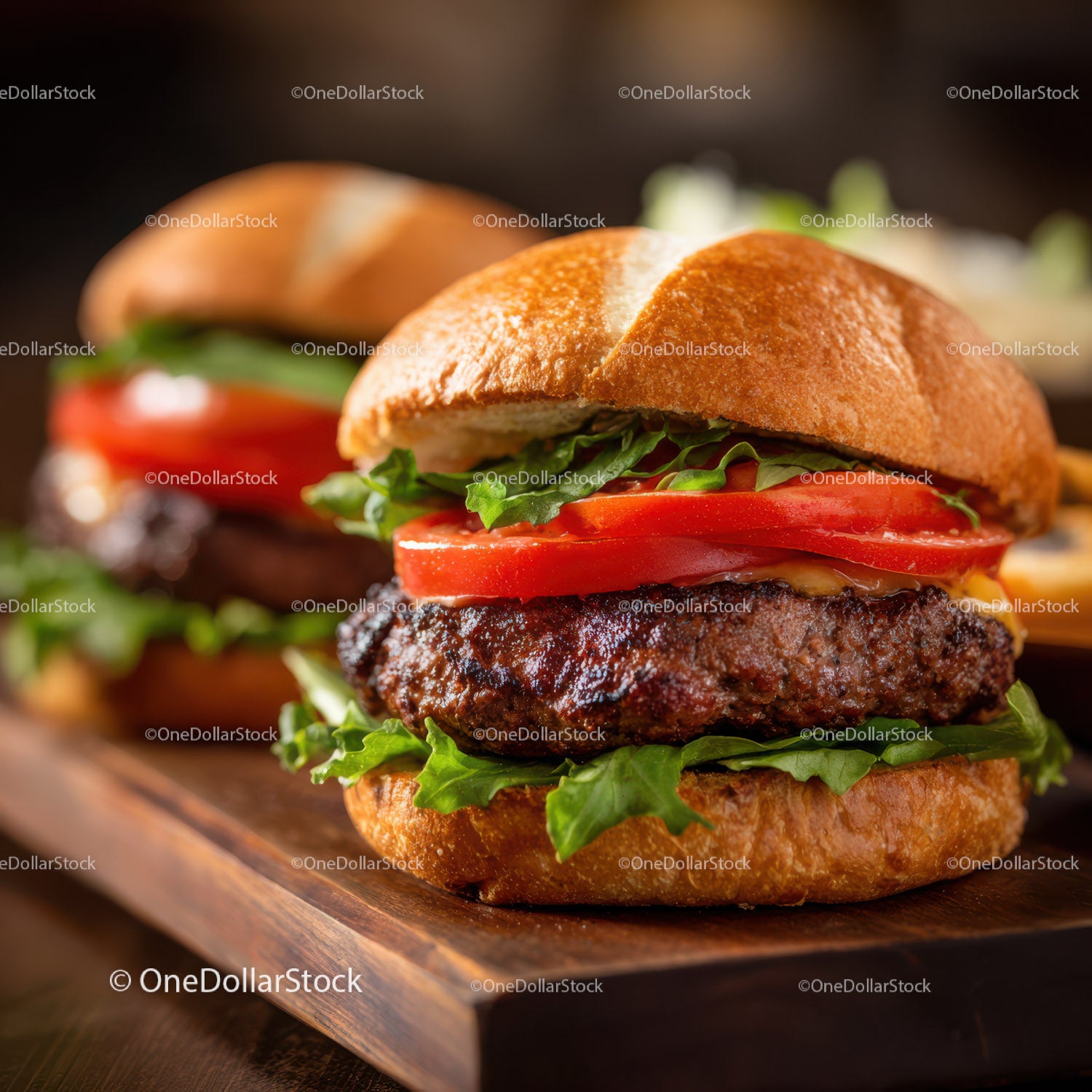 Wykwintny burger wołowy z sałatą pomidorową i roztopionym serem