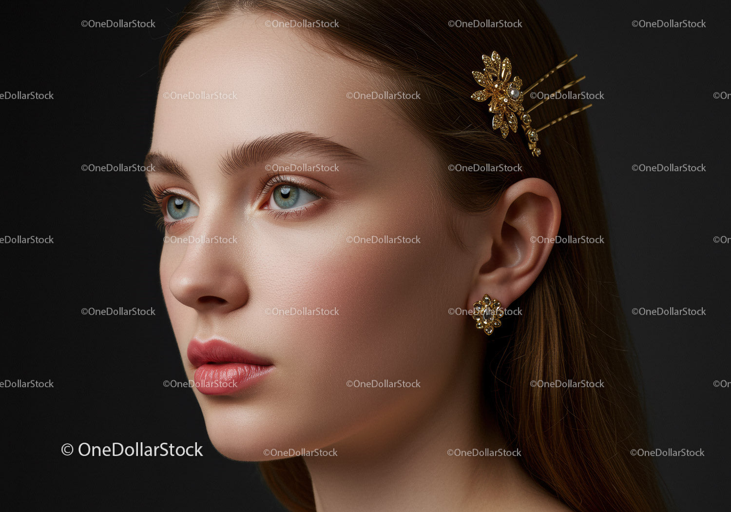 Elegancka kobieta z niebieskimi oczami i złotą biżuterią w spince do włosów