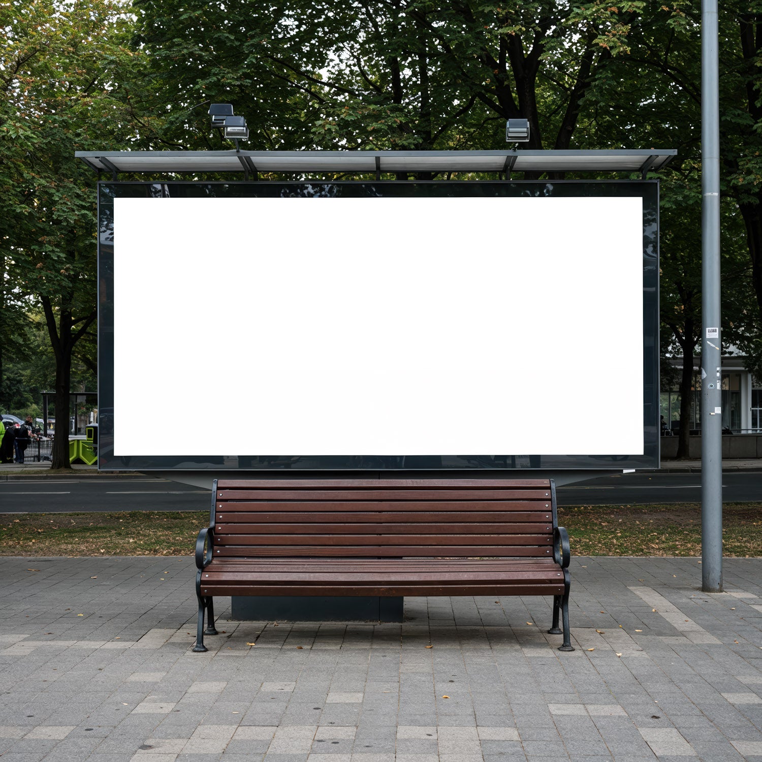 Pusta ławka miejska pod pustą tablicą reklamową na zewnątrz