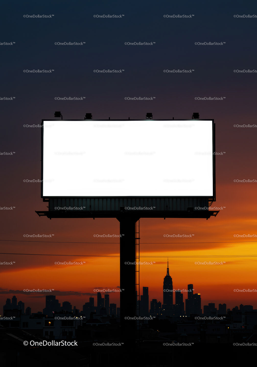 Pusty, oświetlony billboard nad panoramą miasta o zachodzie słońca