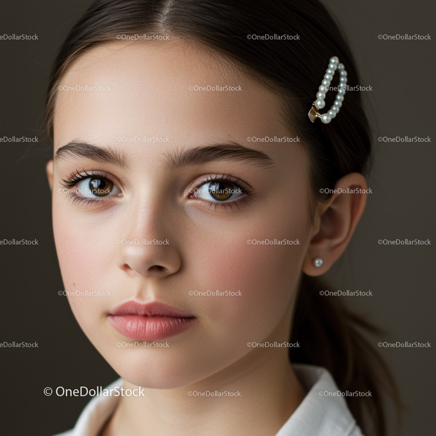 Portret młodej kobiety z perłową ozdobą do włosów i kolczykami