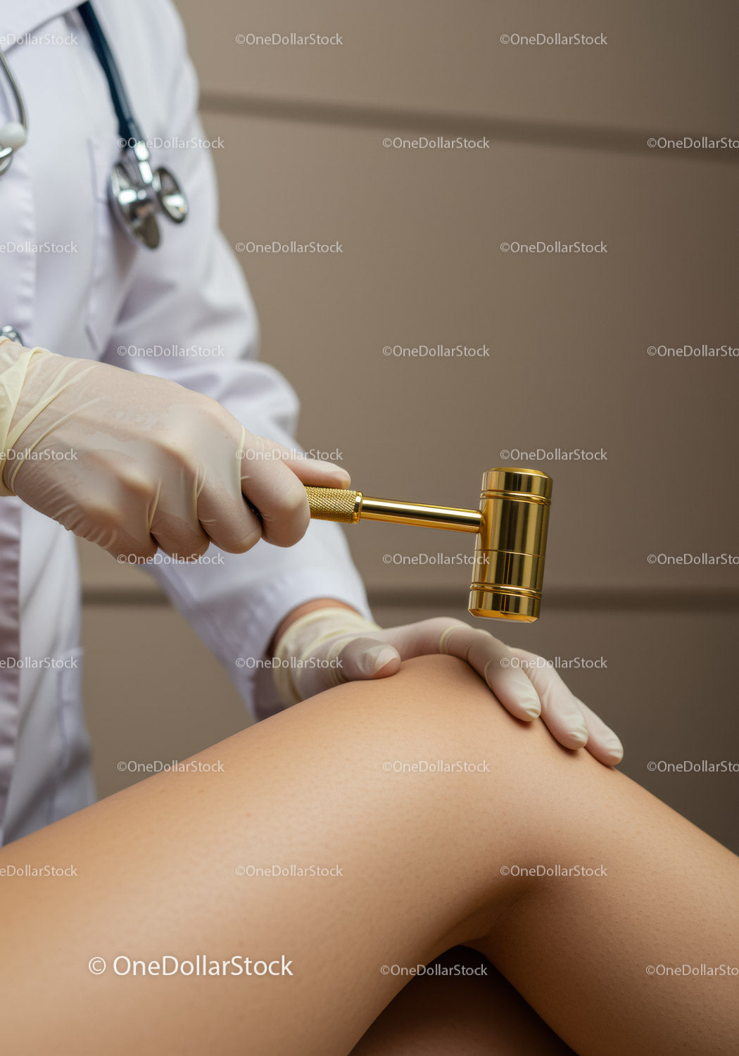 Chiropraktyk używający terapeutycznego młotka na plecach pacjenta w klinice