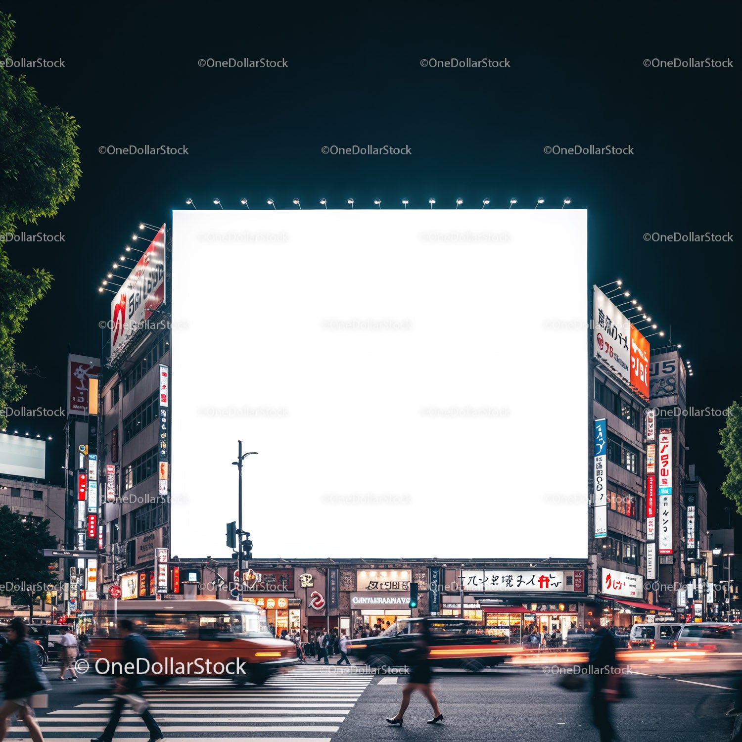 Ruchliwe skrzyżowanie w mieście z oświetlonym pustym billboardem w nocy