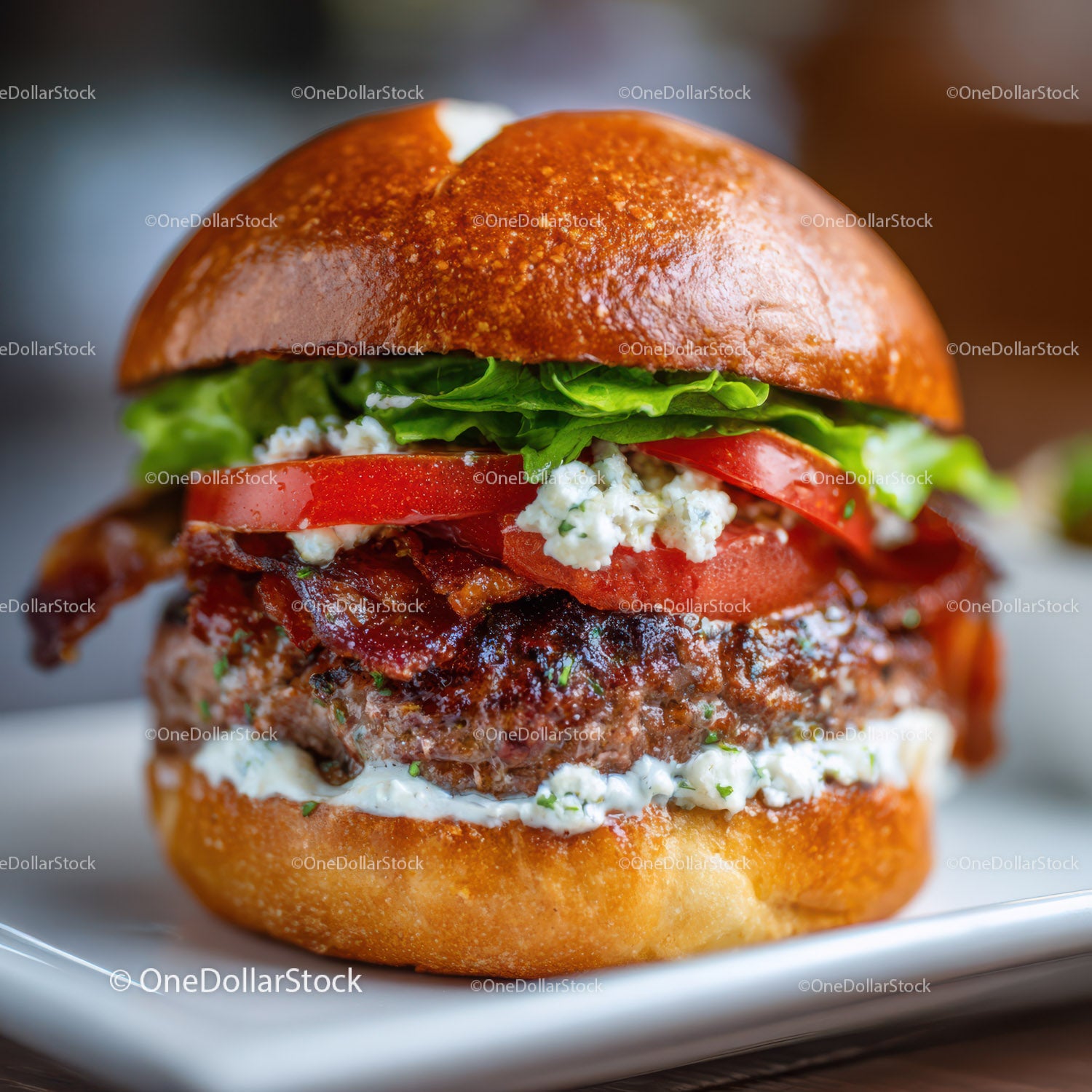 Wykwintny burger wołowy z boczkiem, sałatą, pomidorem i serem pleśniowym