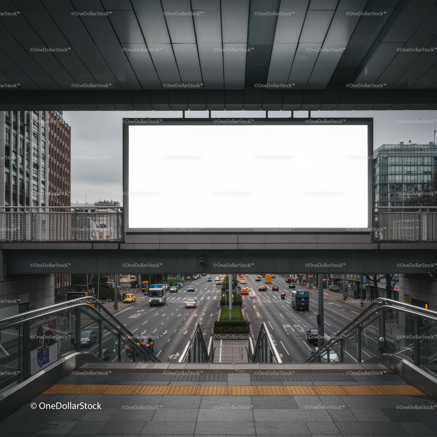 Widok na ulicę miejską z kładki dla pieszych i pustego billboardu