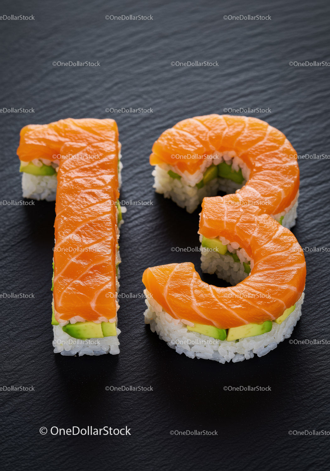Rolki sushi w kształcie cyfry trzynaście na czarnym łupku