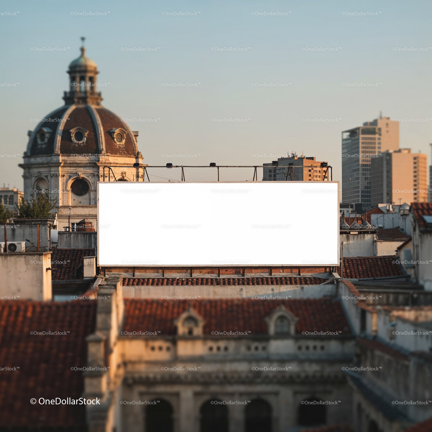Panorama miasta z zabytkową kopułą i pustym billboardem
